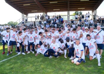 La Cittadella mentre festeggia la D sotto la tribuna dell'Allegretti di San Damaso