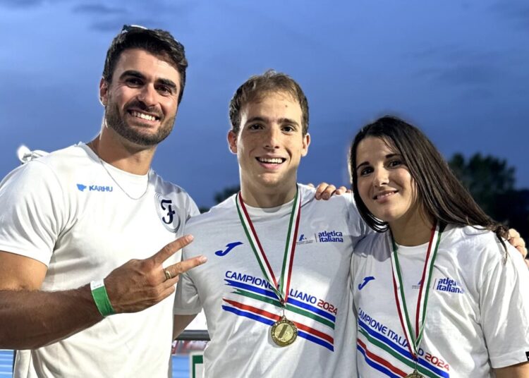 Casadei e Frattini con la maglia tricolore assieme al loro tecnico Emanuele Verni