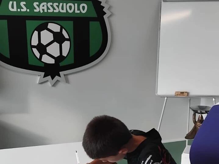 Daniele D'Onofrio mentre firma per il Sassuolo