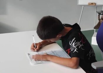 Daniele D'Onofrio mentre firma per il Sassuolo