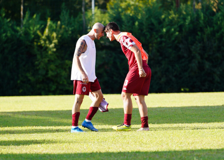 Gilli festeggia con un compagno il pareggio al 96' su rigore (ph Messori)