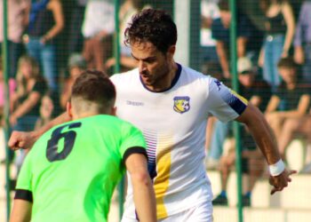 L'attaccante della Mirandolese Matteo Cavicchioli in azione contro la Fox Junior