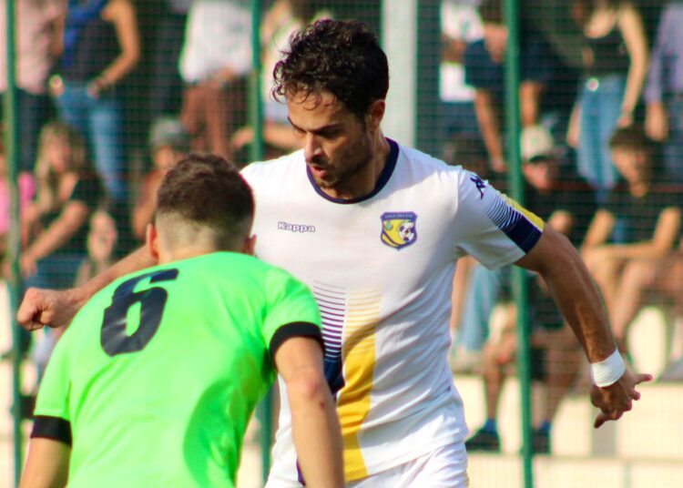 L'attaccante della Mirandolese Matteo Cavicchioli in azione contro la Fox Junior