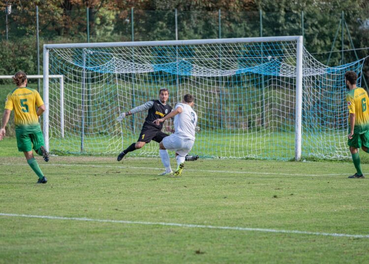Il 2-0 di Schiavone (ph Luca Benassi)
