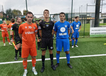 Nella foto: i due capitani, da sinistra Lorenzo Ligabue (Atletic Cdr Mutina) e Ruben Pattuzzi (Pgs Smile), assieme all’arbitro Nicola Casadio di Ravenna