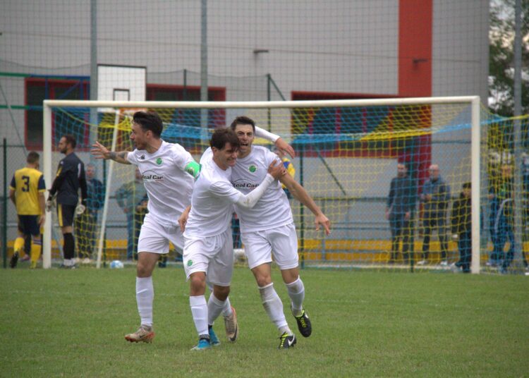 Il Medolla festeggia dopo un gol nel derby