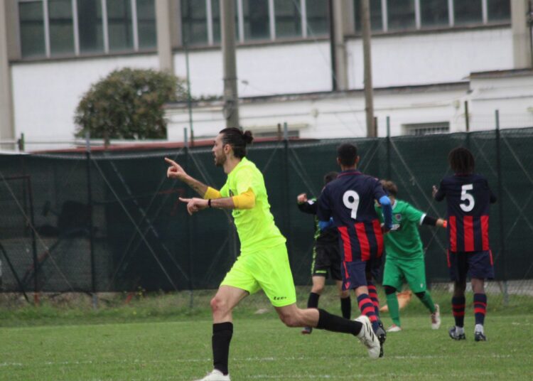 Manno dopo il gol partita (ph Bettelli)