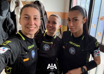 A destra l'arbitro Jennifer Ferrini