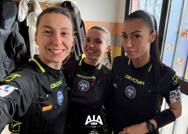 A destra l'arbitro Jennifer Ferrini