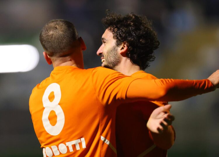 Vignocchi viene festeggiato dopo il gol (ph Vignoli)