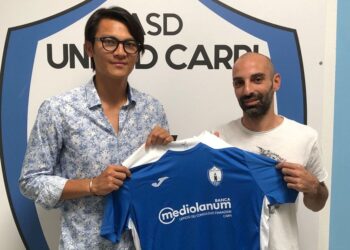 Simone Teocoli (a destra) col ds dell'United Carpi Namuangrak