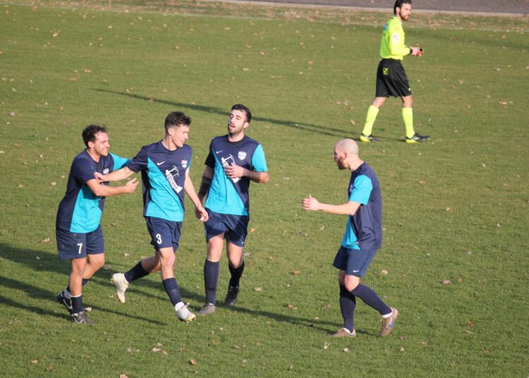Cotti festeggiato dai compagni