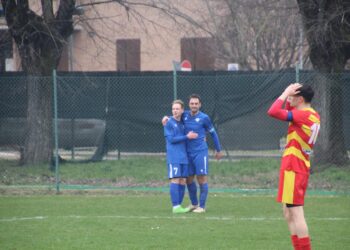 Il Castelnuovo festeggia col San Felice uno dei 4 gol (ph Menozzi)