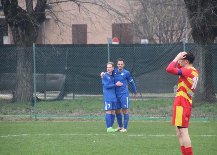 Il Castelnuovo festeggia col San Felice uno dei 4 gol (ph Menozzi)