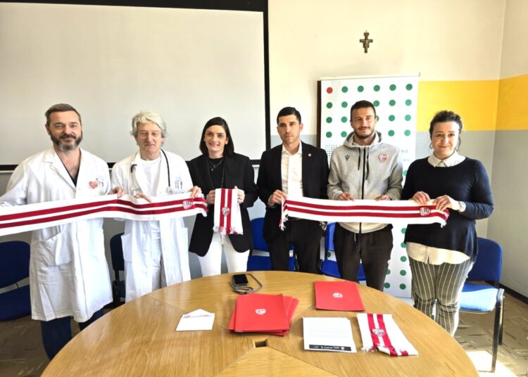 Da sx a dx: Paolo Venturini (Direttore di Ostetricia e Ginecologia Ospedale Ramazzini), Francesco Torcetta (Direttore della Pediatria di Area Nord), Giulia Ciancia (Direzione Sanitaria dell’Ospedale Ramazzini), Enrico Bonzanini (Direttore Generale AC Carpi), Federico Casarini (Centrocampista AC Carpi), Viola Baisi (Responsabile Marketing AC Carpi)