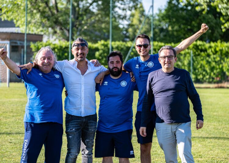 La festa dei dirigenti del Maranello (al centro mister Tosi)