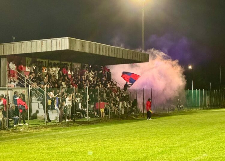 La tribuna del "Gualdi" di San Possidonio, gremita ieri sera