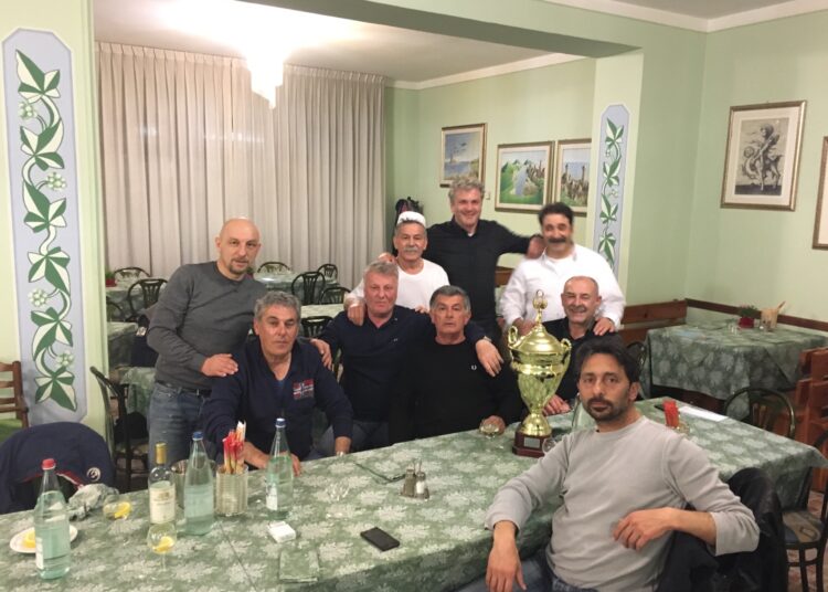 Nella foto al centro Gabriele Tadolini con gli ex della Pavullese (in primo piano Scacchetti)
