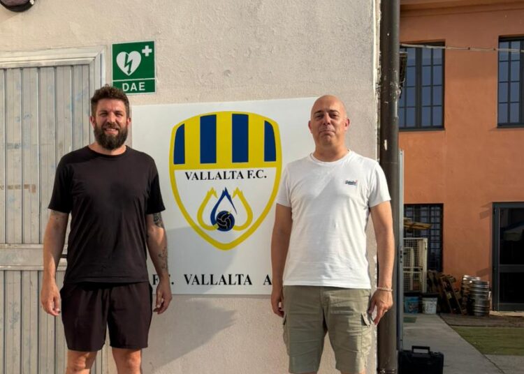 Vallalta: il preparatore dei portieri Domenico Leggiero e a destra mister Simone Ferraresi