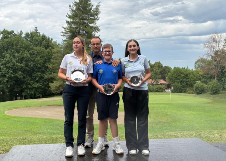 Da sx a dx: Margherita Di Martino, prima assoluta,
Cristian Tedeschi, primo Under 12, e Sofia Petrosino, terza assoluta al Trofeo Giovanile Federale di Bologna