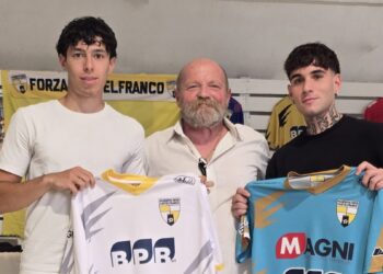 Al centro il ds Fabrizio Ganassi