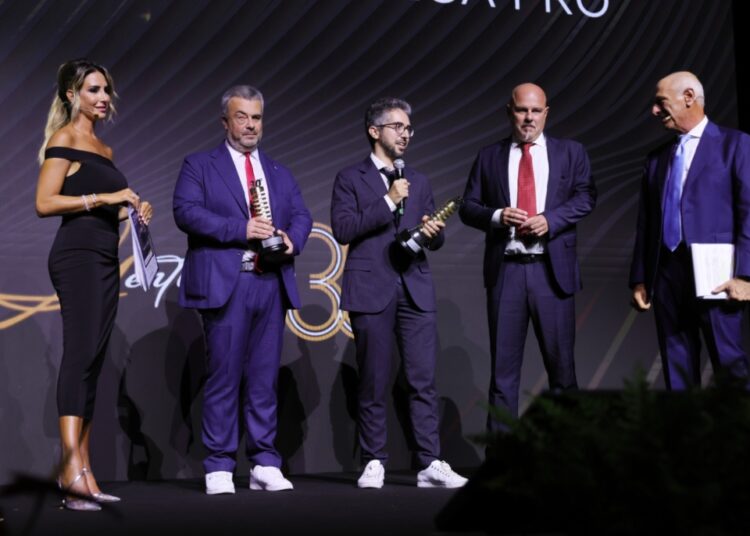 Il dottor Alberto Carollo (al centro nella foto) premiato alla cerimonia del 30° Premio Gentleman