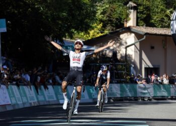 Giro dell'Emilia 2025 - 108th Edition - Mirandola - Bologna San Luca 199,2 km - 04/10/2025 - Isaac Del Toro (MEX - UAE Team Emirates - XRG) - Tom Pidcock (GBR - Q36.5 Pro Cycling Team) - photo Massimo Fulgenzi/SprintCyclingAgency©2025