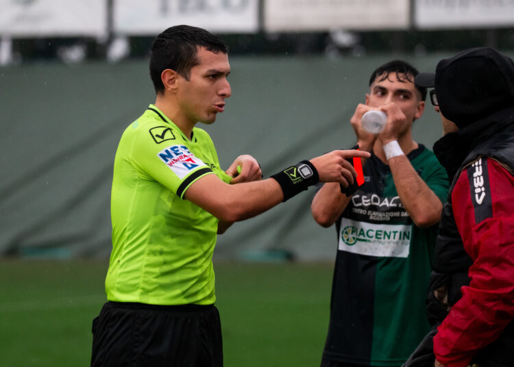 L’arbitro Vendrame di Trieste spiega a mister Bongiorni la doppia espulsione (ph Libertà)