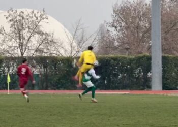 Il fallo di Lanzotti su Adusa lanciato a rete: ultimo uomo e chiara occasione da gol
