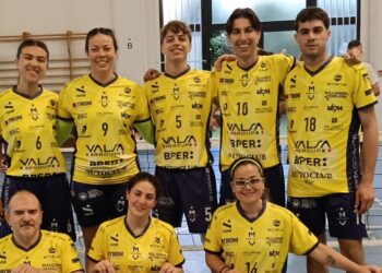 In piedi: Eleonora Agosta, Katrin Ramos, Tommaso Cuoghi, Michele Melotti, Luca Giberti. Accosciati: Ivo Parmiggiani, Agnese Iotti, Asia Russo.