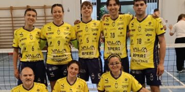 In piedi: Eleonora Agosta, Katrin Ramos, Tommaso Cuoghi, Michele Melotti, Luca Giberti. Accosciati: Ivo Parmiggiani, Agnese Iotti, Asia Russo.