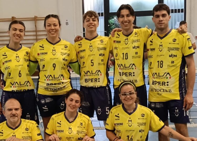 In piedi: Eleonora Agosta, Katrin Ramos, Tommaso Cuoghi, Michele Melotti, Luca Giberti. Accosciati: Ivo Parmiggiani, Agnese Iotti, Asia Russo.
