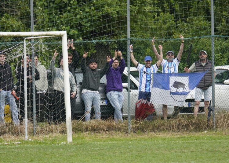 Gli ultras dell'Union 81 nella gara col Sozzigalli