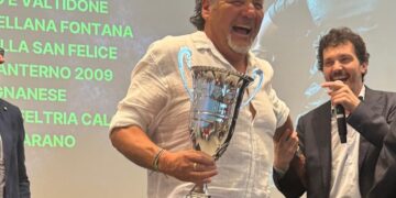 Il presidente del Medolla san Felice Giovanni Levati riceve la coppa per la vittoria del campionato di Promozione