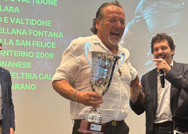 Il presidente del Medolla san Felice Giovanni Levati riceve la coppa per la vittoria del campionato di Promozione